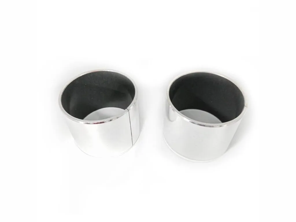 Bạc lót composite lưng thép: Hai chiếc bạc lót thép bạc bóng nằm ngang, lòng bạc phủ lớp đen