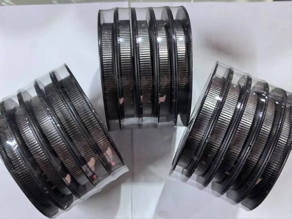 Băng graphite: Ba cuộn băng graphite xếp cạnh nhau thấy rõ gân sóng