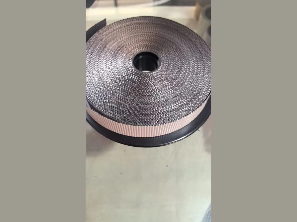 Băng graphite: Cuộn băng graphite quấn trên lõi đĩa, mép viền đen