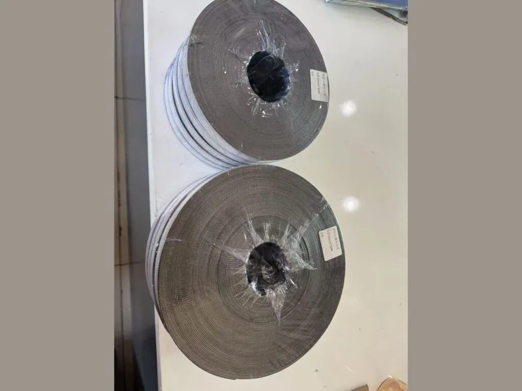 Băng graphite: Hai cuộn băng graphite xếp chồng, lõi giữa rỗng