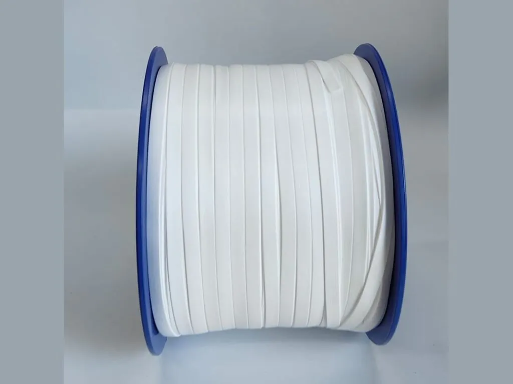 Băng PTFE giãn nở: Cuộn băng PTFE mảnh trắng nhìn ngang, lõi xanh hai bên