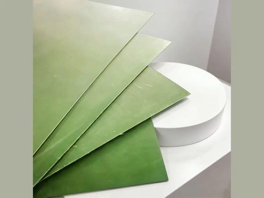 Bìa amiang: Các tấm bìa amiang xanh lá xếp lệch cạnh khối trắng