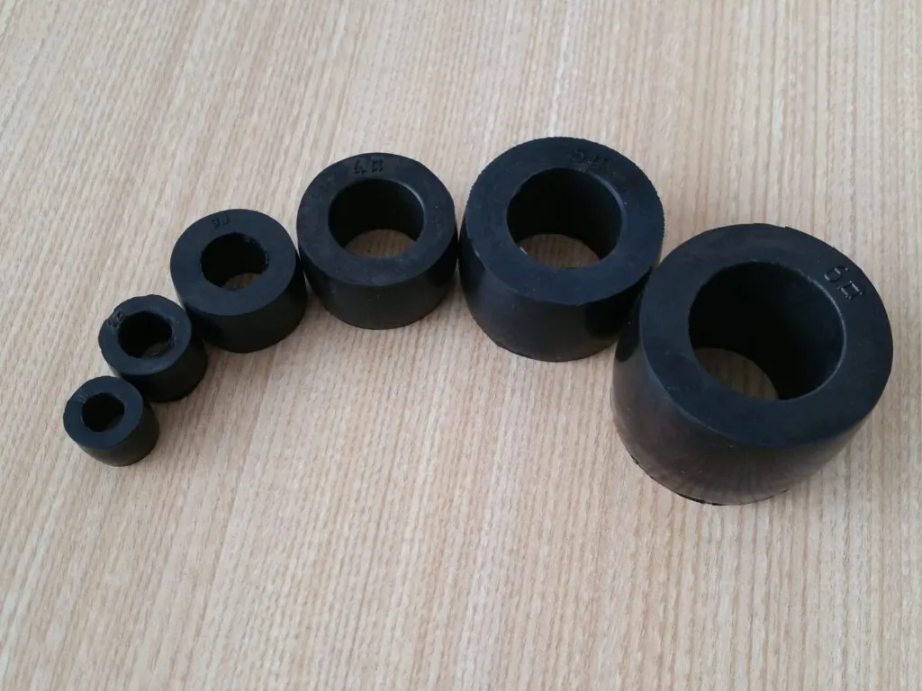 Cao su khớp nối chốt: Năm ống cao su đen xếp từ nhỏ đến lớn thành hàng