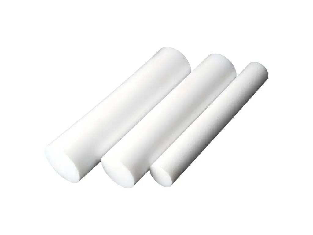 Cây nhựa teflon PTFE: Ba cây PTFE trắng đặc xếp chéo song song trên nền trắng trơn