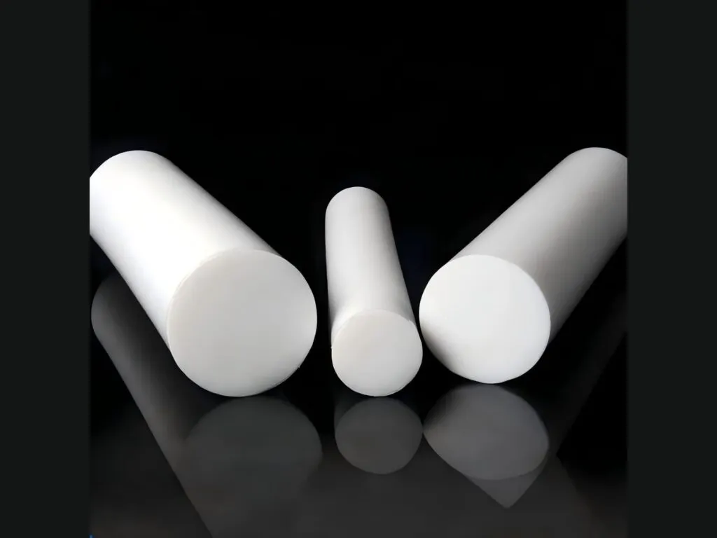 Cây nhựa teflon PTFE: Ba đoạn cây nhựa teflon đặc nhiều cỡ in bóng trên nền đen bóng