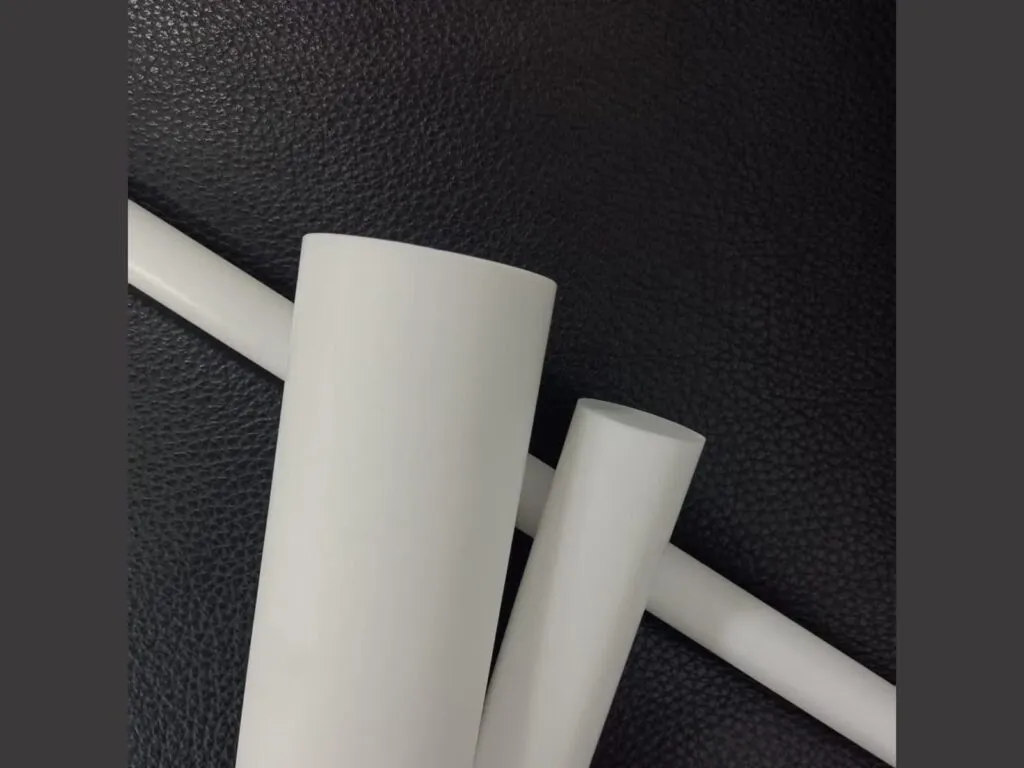 Cây nhựa teflon PTFE: Cây teflon trắng phi lớn dựng nghiêng cạnh cây nhỏ và thanh dài nằm ngang