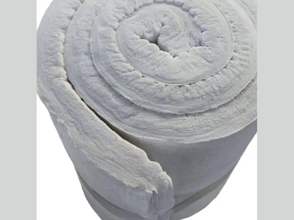 Chăn bông gốm ceramic: Cuộn chăn bông gốm cuốn nhiều vòng, mép sợi xốp lộ rõ