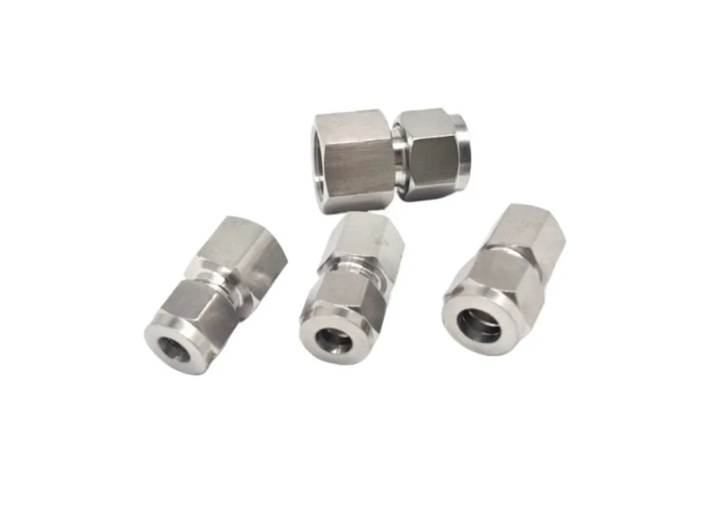 Đầu nối khí nén inox 304, 316: Bốn đầu nối thẳng inox ren ngoài và ren trong đặt rời nhau