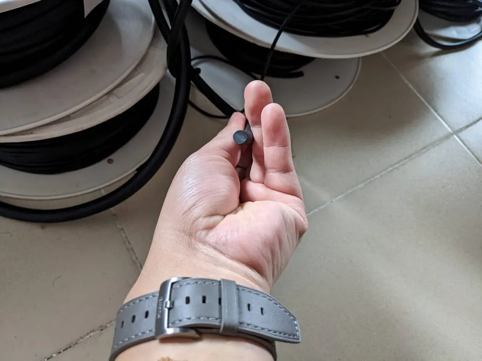 Dây oring NBR, Viton: Đầu dây oring cắt ngang cho thấy tiết diện tròn đặc