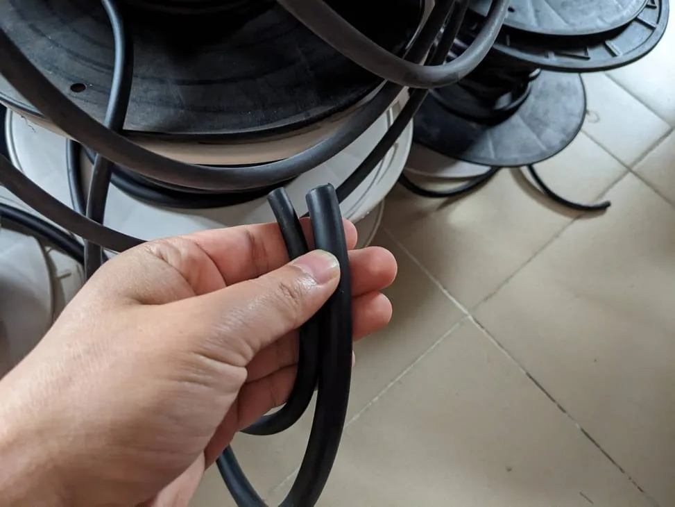Dây oring NBR, Viton: Dây cao su tròn cỡ lớn uốn cong trên tay