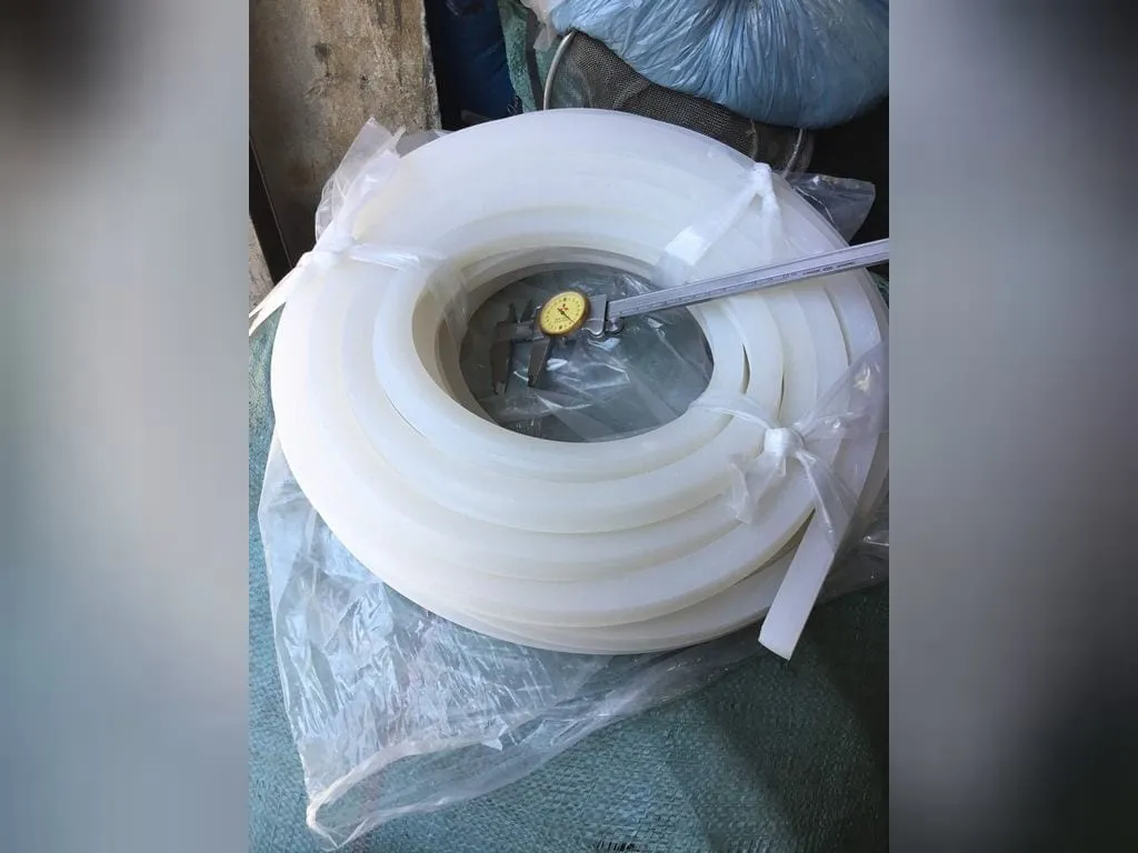 Dây silicon tròn đặc: Cuộn dây silicon trắng sữa đặt trên bao hàng