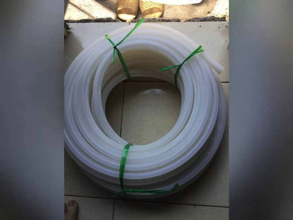 Dây silicon tròn đặc: Cuộn dây silicon trắng trong buộc dây xanh