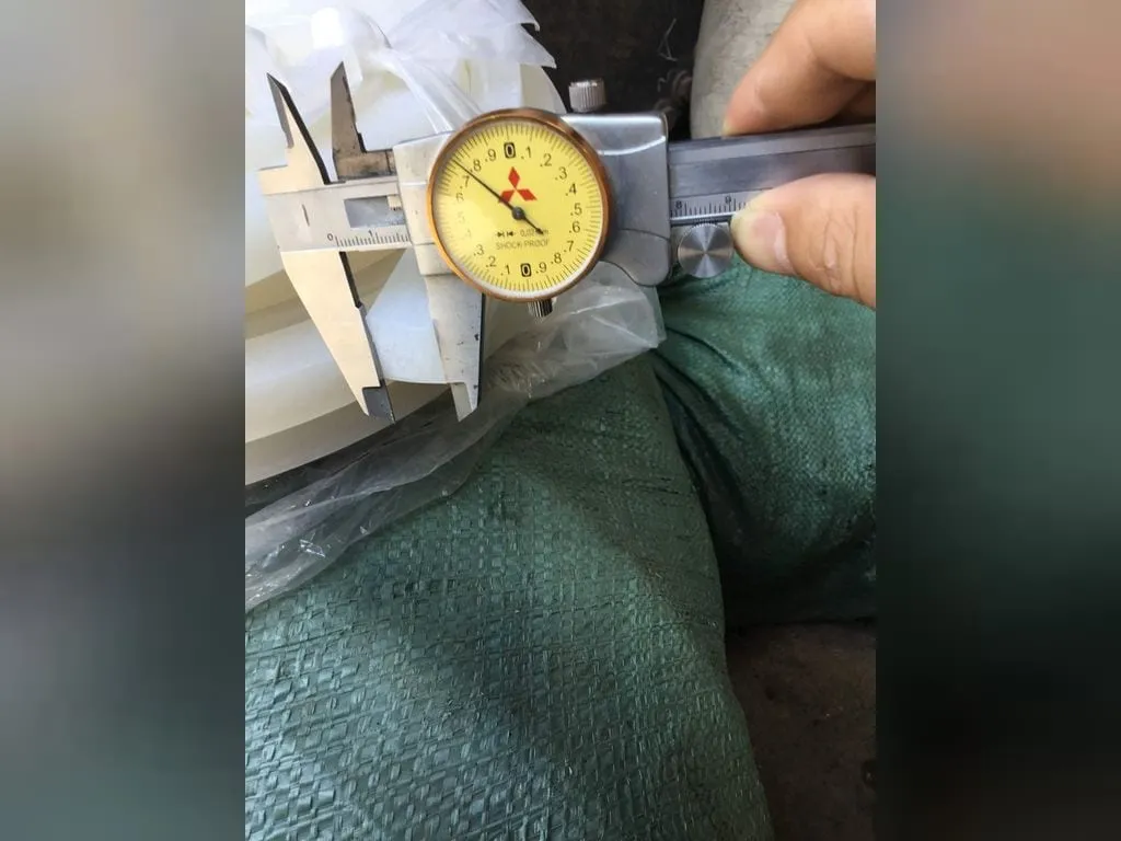 Dây silicon tròn đặc: Đo phi dây silicon trắng bằng thước cặp đồng hồ