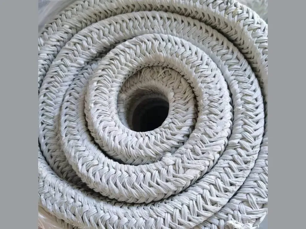 Dây sợi gốm ceramic: Cận cảnh dây sợi gốm bện cuộn nhiều vòng quanh lõi