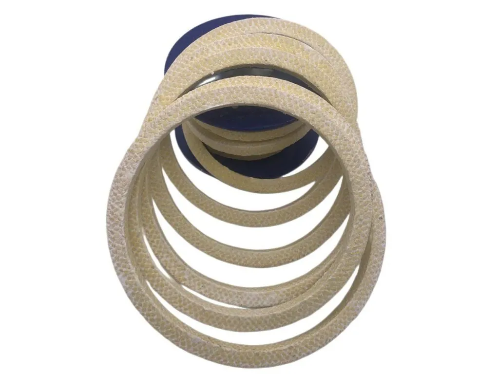 Dây tết chèn aramid: Các vòng dây tết chèn aramid màu vàng nhạt xếp chồng lên nhau