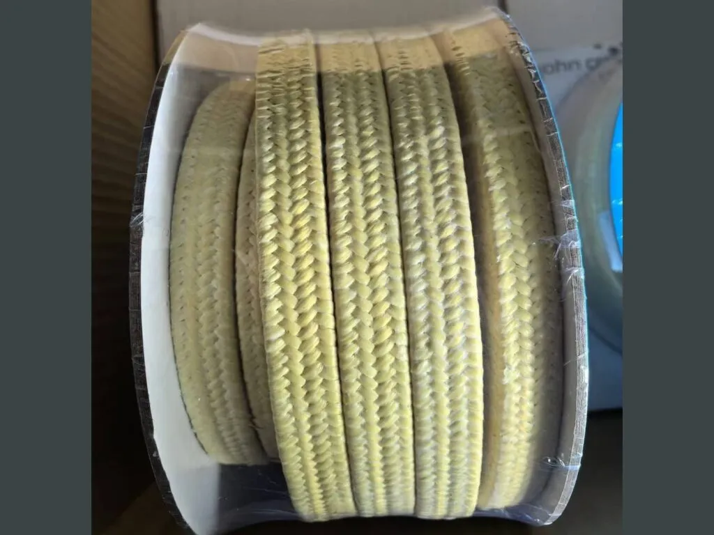 Dây tết chèn aramid: Cuộn dây tết chèn aramid vàng quấn trên ống bọc nhựa