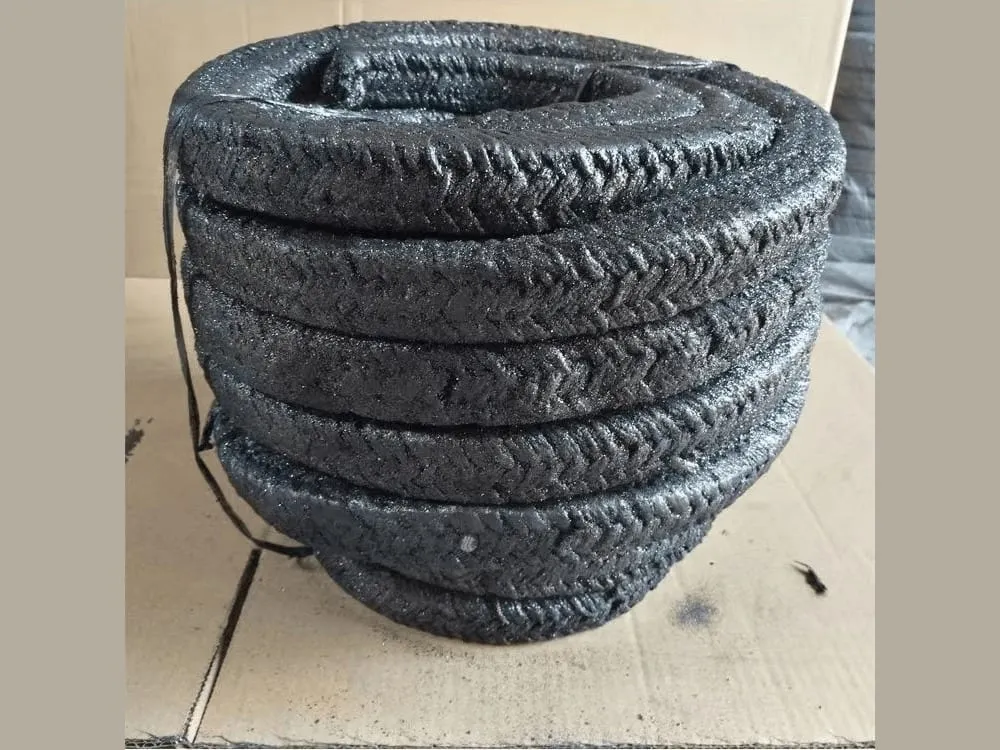 Dây tết chèn carbon: Cuộn dây tết chèn sợi carbon đen xếp nhiều vòng