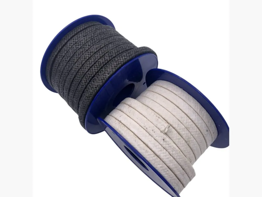 Dây tết chèn carbon: Hai cuộn dây tết chèn sợi đen và sợi trắng nghiêng trên lõi xanh