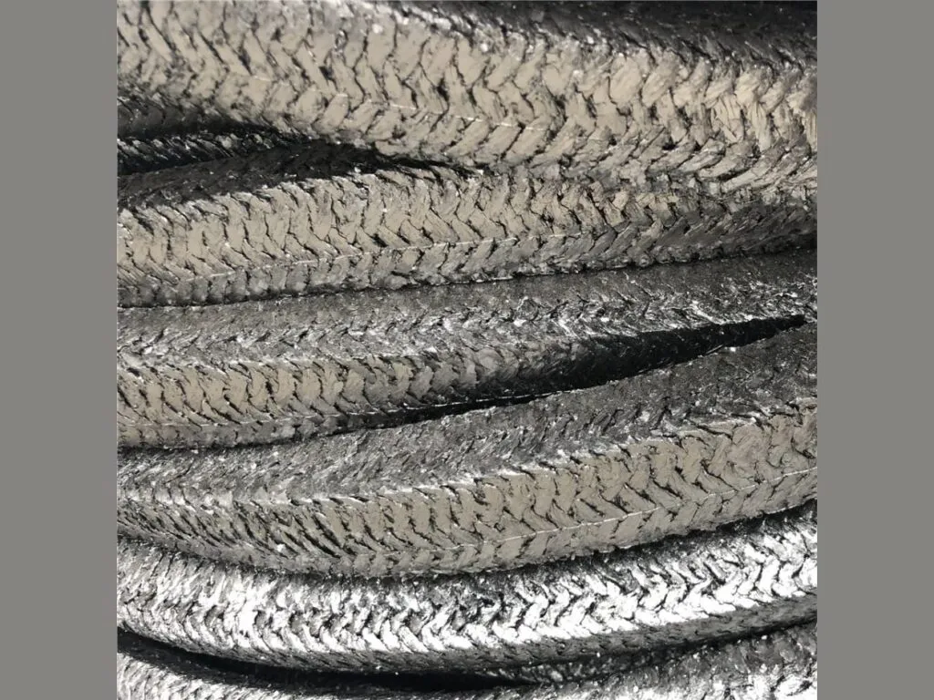 Dây tết chèn graphite: Cận cảnh bề mặt bện chéo của dây tết chèn graphite
