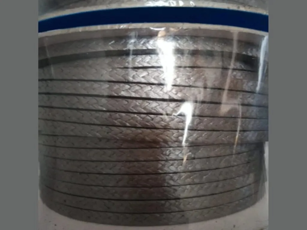 Dây tết chèn graphite: Cuộn dây tết chèn graphite bọc màng nhựa trong