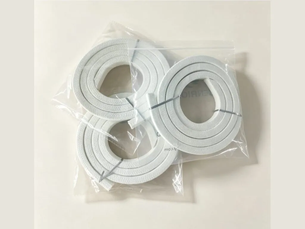 Dây tết chèn PTFE: Ba cuộn dây tết chèn PTFE đựng trong túi nhựa trong