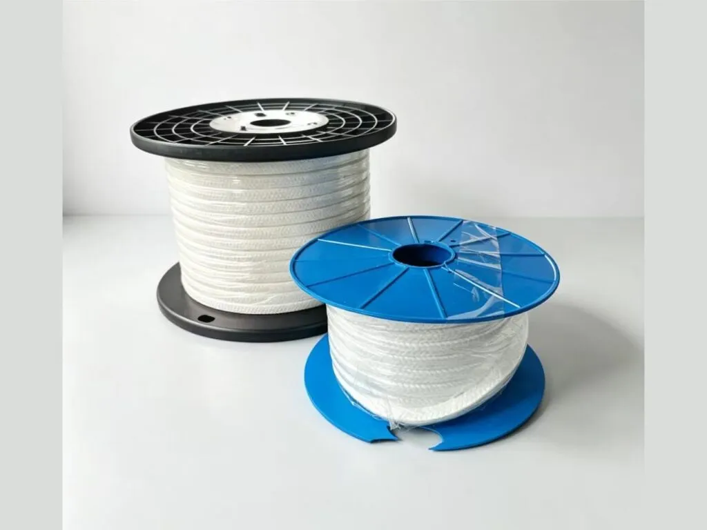 Dây tết chèn PTFE: Hai ống cuộn dây tết chèn PTFE đế đen và đế xanh