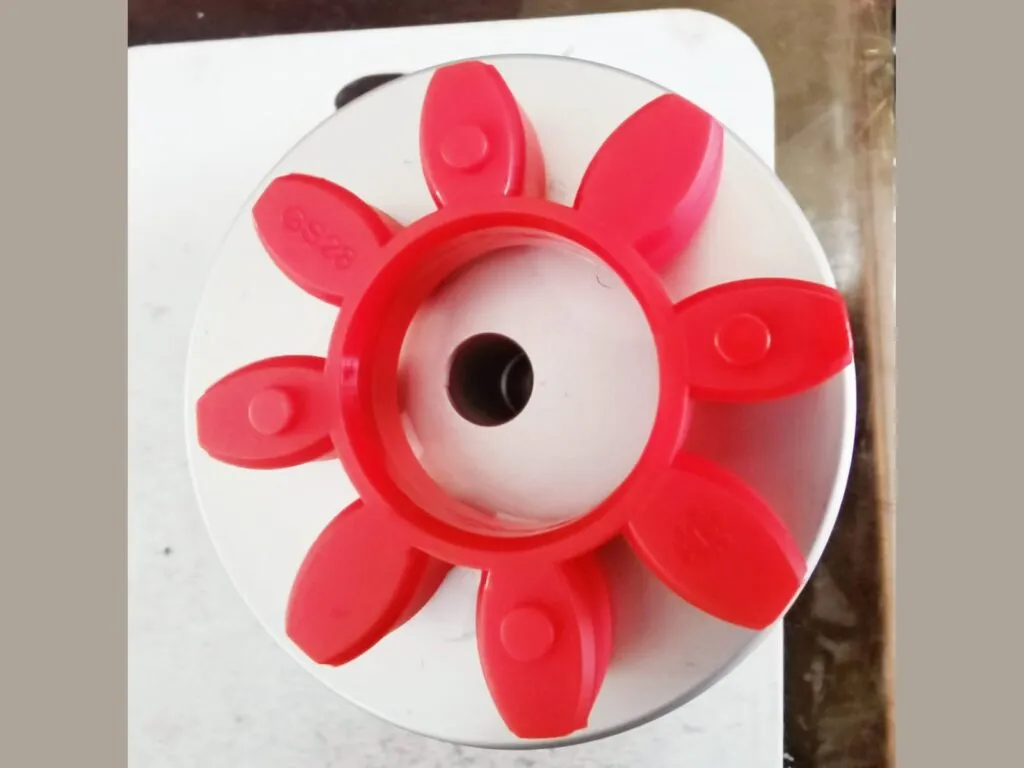 Đệm giảm chấn khớp nối: Đệm khớp nối đỏ tám cánh đặt trên đĩa tròn
