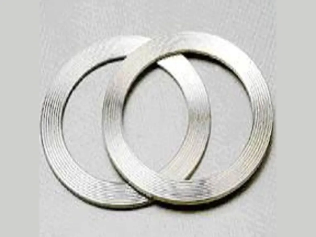 Gioăng bọc kim loại: Hai gioăng sóng kim loại lồng nhau thấy rãnh đồng tâm