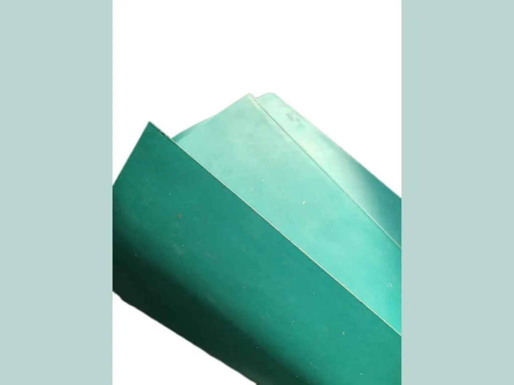 Gioăng không amiang sợi aramid: Tấm gioăng màu xanh lục cuốn nhẹ nằm trên nền trắng