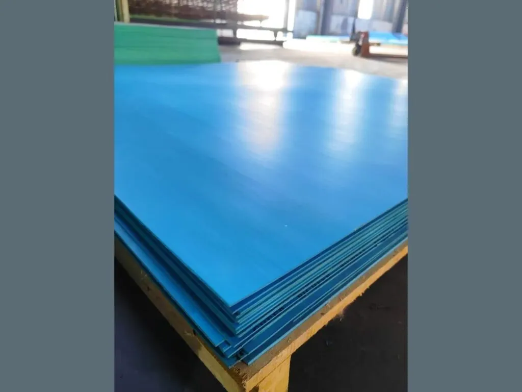 Gioăng không amiang sợi aramid: Tấm gioăng xanh trải trên pallet trong xưởng