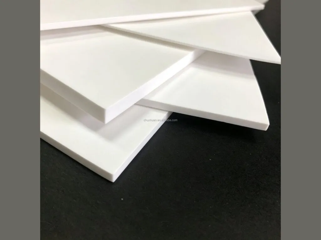 Gioăng PTFE biến tính: Chồng tấm PTFE trắng dày xếp lệch cạnh nhìn rõ độ dày