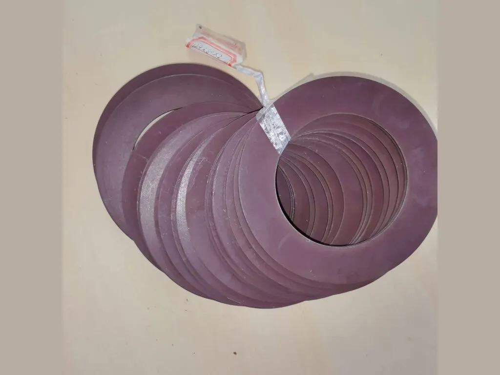 Gioăng PTFE: Chồng vòng gioăng PTFE pha độn màu nâu đỏ cỡ lớn