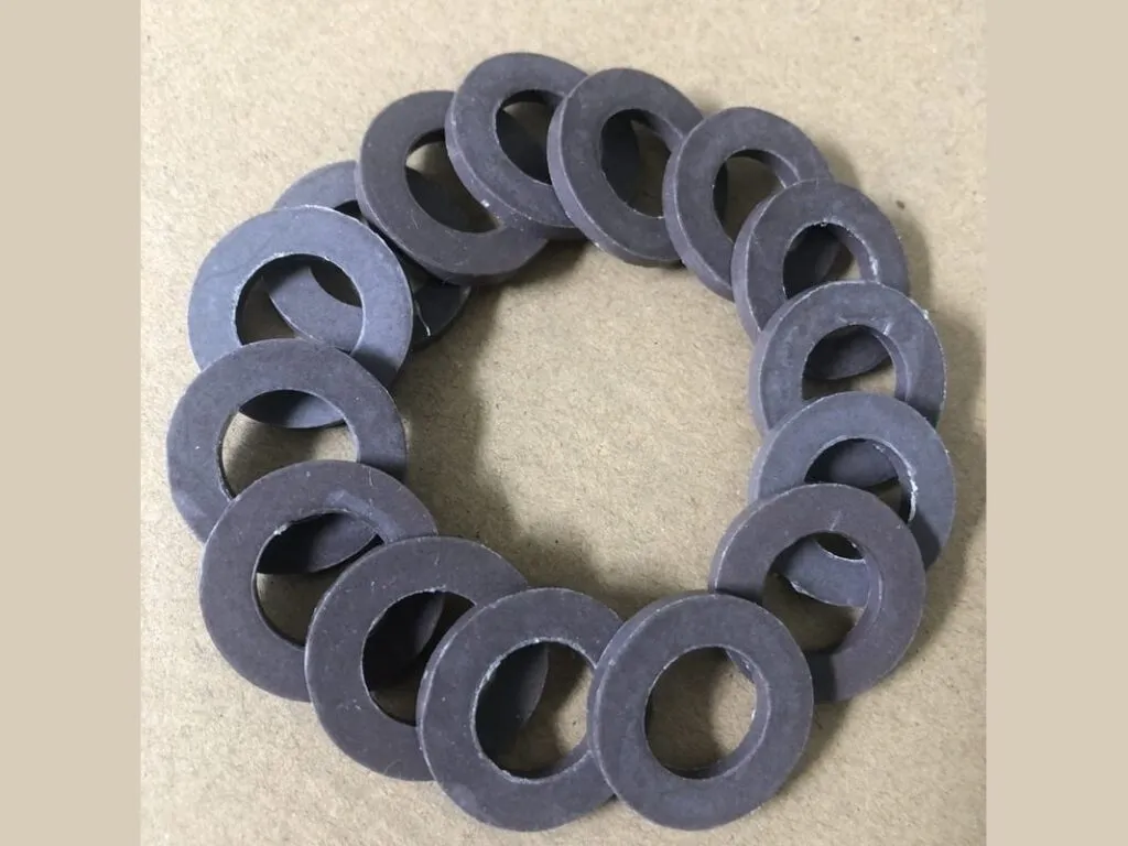 Gioăng PTFE: Chuỗi vòng gioăng PTFE pha độn màu xám đen xếp tròn