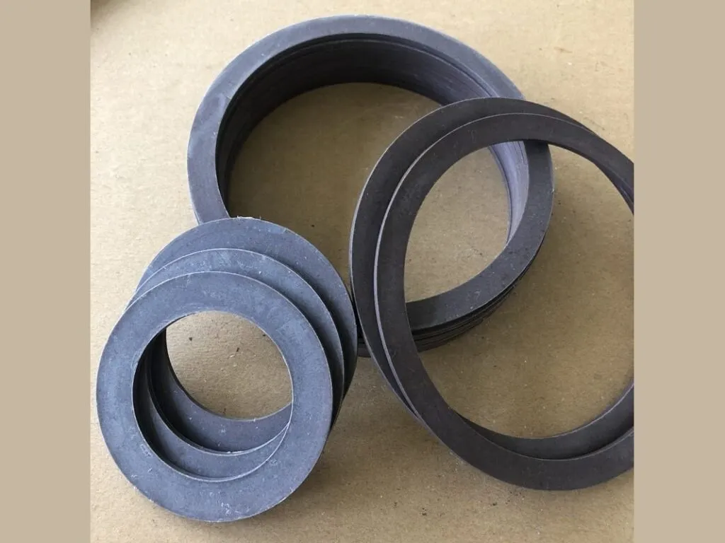 Gioăng PTFE: Gioăng PTFE pha độn màu xanh xám nhiều cỡ trên nền