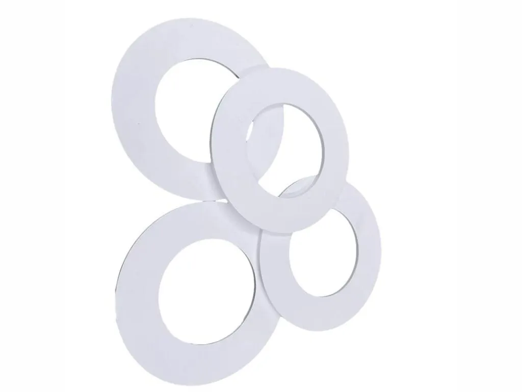 Gioăng PTFE mặt bích: Bốn vòng gioăng PTFE trắng phẳng nhiều cỡ đặt chồng chéo