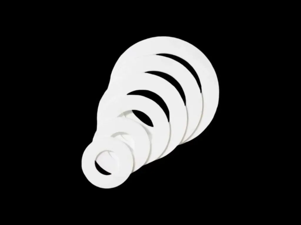 Gioăng PTFE mặt bích: Chồng gioăng PTFE trắng nhiều cỡ xếp dạng quạt