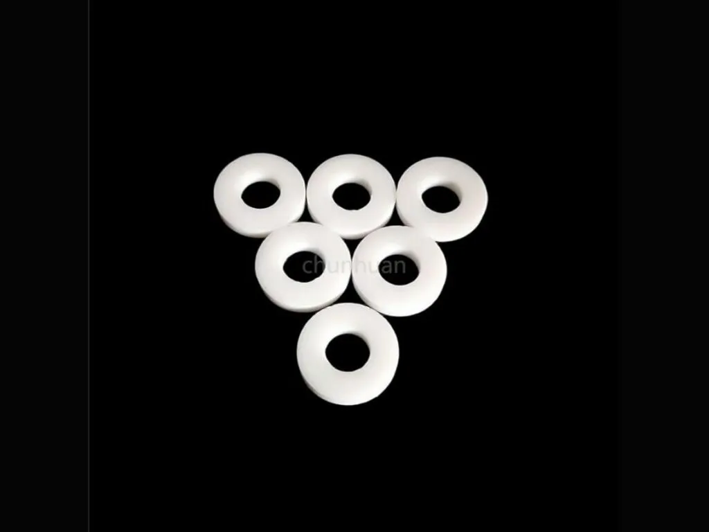 Gioăng PTFE: Sáu vòng đệm PTFE trắng nhỏ xếp hình tam giác
