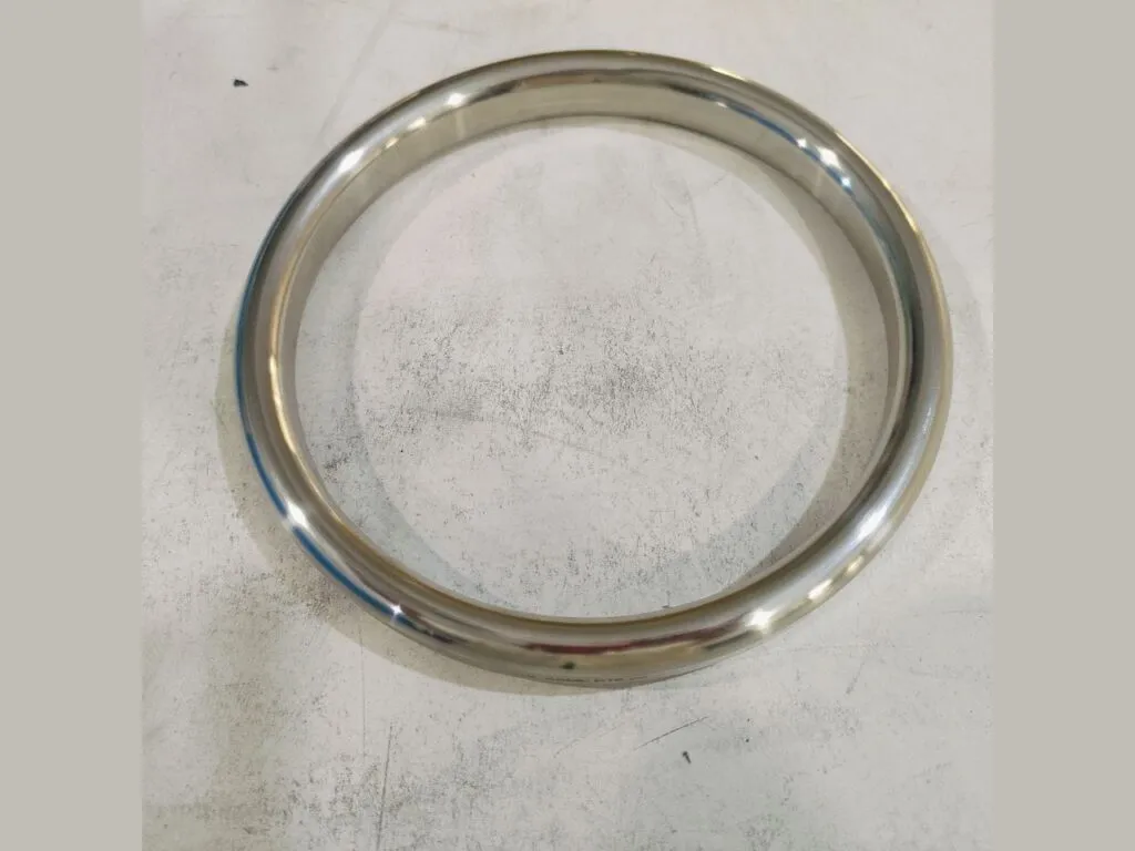 Gioăng ring joint: Một vòng ring joint lớn đặt phẳng trên nền xám