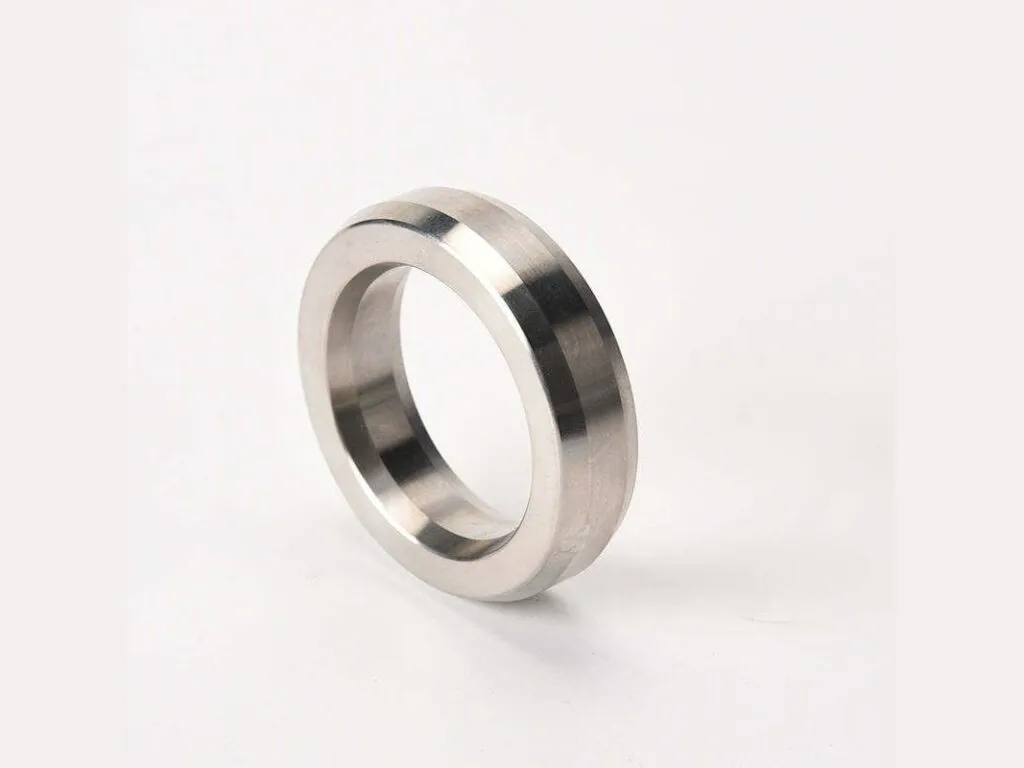 Gioăng ring joint: Một vòng ring joint nghiêng thấy mặt cắt vát cạnh