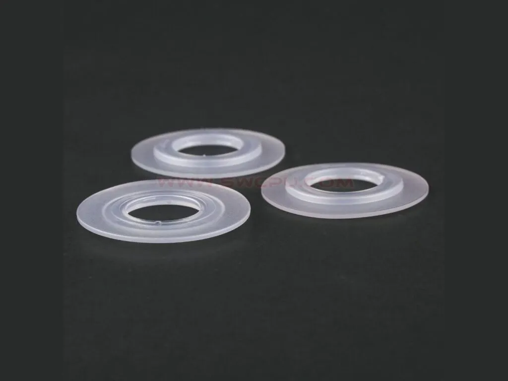 Gioăng silicon: Ba gioăng vòng phẳng silicone trong mờ đặt trên nền đen bóng