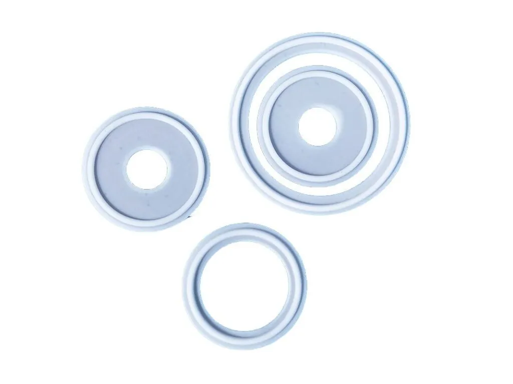 Gioăng teflon bọc: Ba gioăng teflon bọc cỡ khác nhau đặt cạnh nhau trên nền trắng