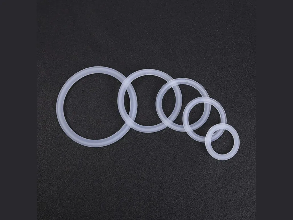 Gioăng tri clamp: Bốn gioăng tri clamp trong mờ nhiều cỡ trên nền tối