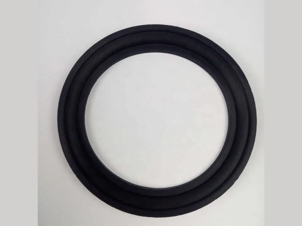 Gioăng tri clamp: Gioăng tri clamp cao su đen có gờ tròn chụp chính diện