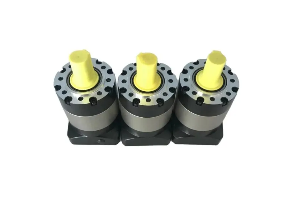 Hộp số giảm tốc bánh răng: Ba hộp số giảm tốc hành tinh trục vàng xếp cạnh nhau