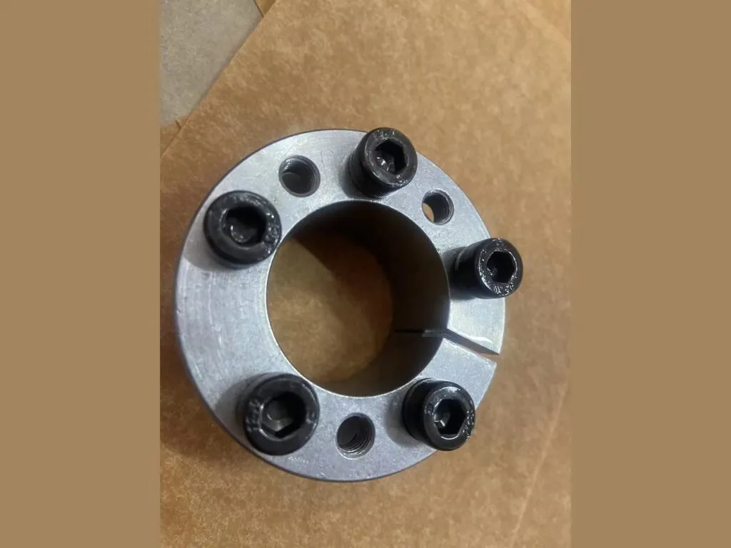 Khóa trục côn: Khóa trục côn bu lông đầu lục giác chìm trên nền nâu