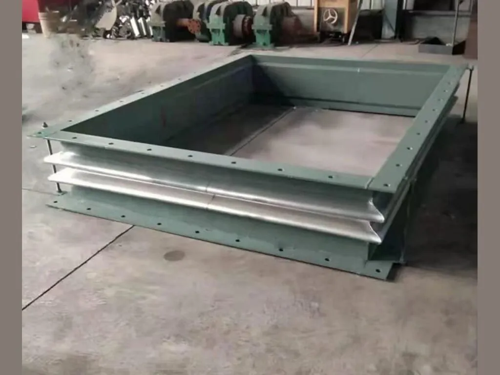 Khớp giãn nở chữ nhật: Khớp giãn nở chữ nhật sơn xanh xám đặt trên nền xưởng