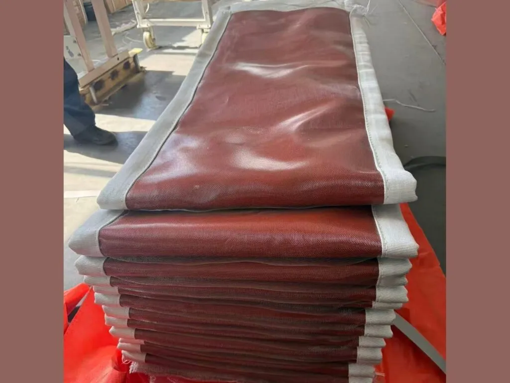 Khớp nối giãn nở vải: Dải vải giãn nở phủ cao su đỏ nâu xếp chồng