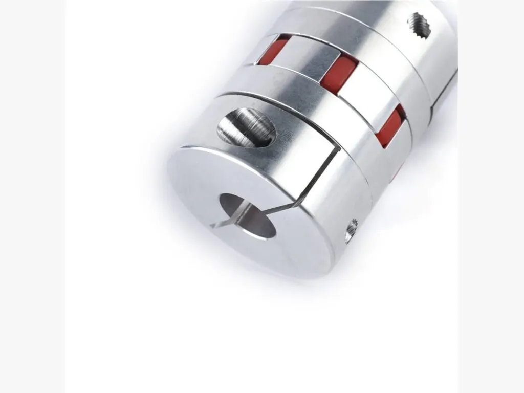 Khớp nối jaw 3 chấu: Khớp nối chấu nhôm đệm đỏ chụp cận cạnh lỗ lắp trục