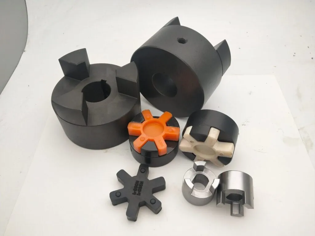 Khớp nối jaw 3 chấu: Nửa khớp jaw đen với cao su sao cam đặt trước mặt