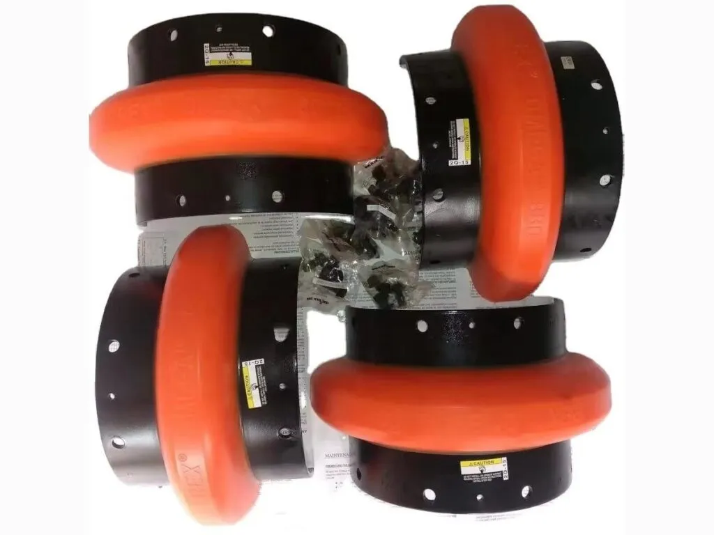 Khớp nối lốp cao su: Bốn khớp nối lốp cam đen xếp chồng nhau, nhìn nhiều góc